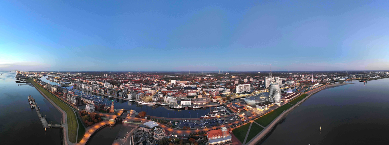 Bremerhaven von oben | © BIS/Scheer eine Stadt mit Hafen von oben | © BIS/Scheer