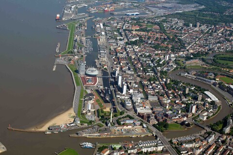 Luftbild Havenwelten Bremerhaven | © BEAN Bremerhavener Entwicklungsgesellschaft Alter/Neuer Hafen mbH & Co. KG Eine Stadt mit Hafen von oben | © BEAN Bremerhavener Entwicklungsgesellschaft Alter/Neuer Hafen mbH & Co. KG