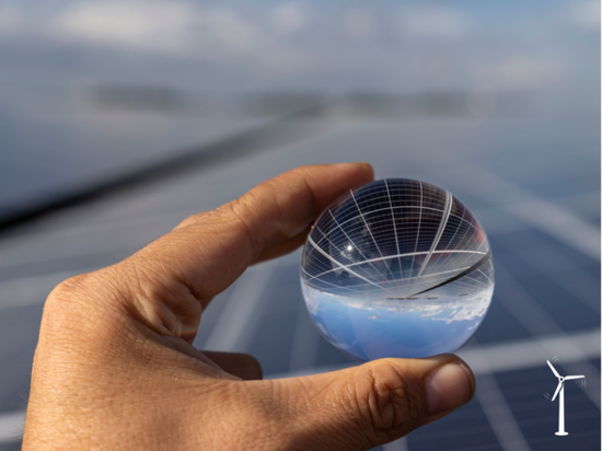Energiekonzept LUNEDELTA | © canva Eine Hand hält eine kleine Glaskugel, in der sich der Himmel und Solaranlagen spiegeln | © canva
