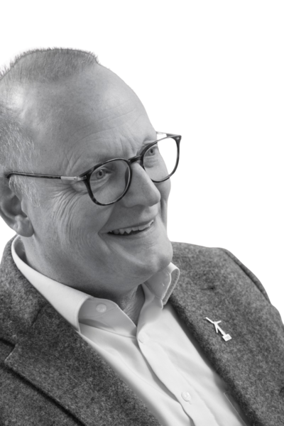 Mann mit Brille ächelt seitlich in die Kamera | © BIS Bremerhaven