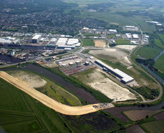 Luftbild einer Stadt mit Grünflächen und Sand im Vordergrund | © BIS/Scheer