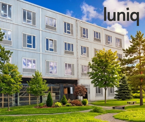 luniq - Außenansicht im Grünen | © BIS / KI-generiert Das Gebäude luniq von außen umgeben von vielen Bäumen und Gräsern | © BIS / KI-generiert