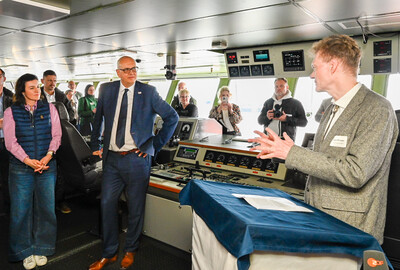 Auf der Brücke der Polarstern: Prof. Dr. Hajo Eicken, Bürgermeister Andreas Bovneschulte und Bundesforschungsministerin Dorothee Bär. | © Senatspressestelle Bürgermeister Bovenschulte begrüßt Polarstern im Heimathafen | © Senatspressestelle