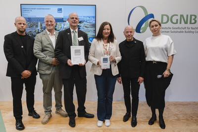Das LUNEDELTA in Bremerhaven erhält auf der Expo Real Messe das DGNB-Zertifikat in Platin Von Links: Mario Schneider (DNGB), Thomas Kraubitz (Buro Happold), Matthias Pautzke (BIS), Ute Bartels (BIS), Amandus Samsøe Sattler (DNGB), Christine Lemaitre (DNGB). | © DGNB / Konstantin LUNEDELTA erhält DGNB-Zertifikat in Platin | © DGNB / Konstantin
