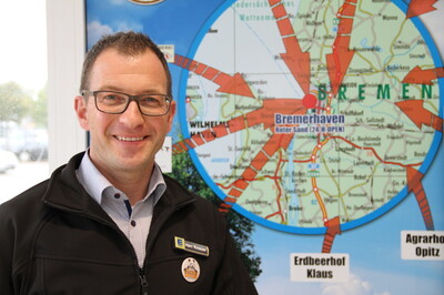 Best Practice durch Bio - direkt am Eingang zum Bremerhavener Hafengebiet | © Reduziert Emissionen durch Waren von regionalen Anbietern: Supermarkt-Inhaber Jens Knauer. Best Practice durch Bio – direkt am Eingang zum Bremerhavener Hafengebiet | © Reduziert Emissionen durch Waren von regionalen Anbietern: Supermarkt-Inhaber Jens Knauer.