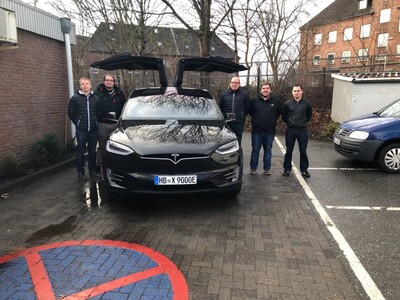 Neue Schnellladesäule in Bremerhaven | © studentisches Team und Michael Lorenz vor dem Tesla X Neue Schnellladesäule in Bremerhaven | © studentisches Team und Michael Lorenz vor dem Tesla X