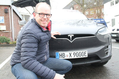 „Etwas für die Enkel tun“ – Bremerhavener Fahrdienst setzt sich mit ökologischer Autoflotte für die Umwelt ein | © Setzt sich als Taxiunternehmer für den Umweltschutz ein: Michael Lorenz vor seinem Tesla-Elektroauto. „Etwas für die Enkel tun“ – Bremerhavener Fahrdienst setzt sich mit ökologischer Autoflotte für die Umwelt ein | © Setzt sich als Taxiunternehmer für den Umweltschutz ein: Michael Lorenz vor seinem Tesla-Elektroauto.