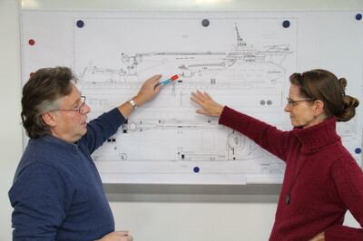 Grüner Wasserstoff auf hoher See - Rolf Rhoden und Martina Kuhlmann haben gemeinsam das Transportschiff für Offshore-Windparks mit dem emissionsfreien Antrieb entwickelt | © Helmut Stapel Grüner Wasserstoff auf hoher See | © Helmut Stapel