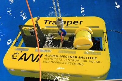Mitglieder der Helmholtz-Allianz ROBEX testen das Unterwasserfahrzeug AWI-Tramper im Becken des DFKI Bremen. In ROBEX arbeiten Tiefsee- und Weltraumforscher zusammen, um Technologien weiterzuentwickeln. So wollen Wissenschaftler des Alfred-Wegener-Instituts zukünftig die Tiefsee in der Framstraße zwischen Spitzbergen und Grönland mit autonomen Unterwasserfahrzeugen wie dem Tramper erforschen. Hightech gemeinsam unter Wasser bringen