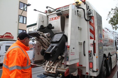 Lautlos durch die Stadt- der Mülltonnen-Lifter am Heck und die drehende Mülltrommel werden auch komplett von Elektromotoren betrieben | © Helmut Stapel Lautlos durch die Stadt | © Helmut Stapel