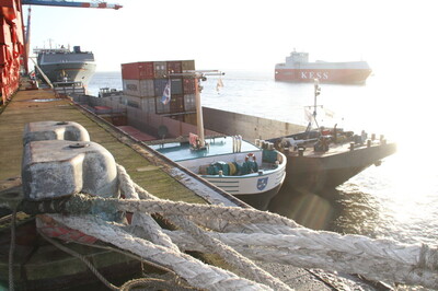 Masse mit Klasse: Binnenschiff bringt Container | © Helmut Stapel Masse mit Klasse: Binnenschiff bringt Container | © Helmut Stapel