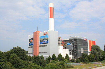 Müll als Energiequelle und Wertstoff - Steht weithin sichtbar für eine saubere Müllbeseitigung: der Schornstein des Müll-Heiz-Kraftwerkes der BEG. | © Helmut Stapel Müll als Energiequelle und Wertstoff | © Helmut Stapel