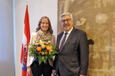 Neue Dezernentin für Gesundheit, Klima und Umwelt ernannt | © Oberbürgermeister Melf Grantz überreichte der neuen Dezernentin Andrea Toense erst die Ernennungsurkunde und später noch einen Blumenstrauß Neue Dezernentin für Gesundheit, Klima und Umwelt ernannt | © Oberbürgermeister Melf Grantz überreichte der neuen Dezernentin Andrea Toense erst die Ernennungsurkunde und später noch einen Blumenstrauß