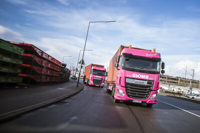 Pink auf der Straße, grün im Herzen: die Spedition Glomb | © Helmut Stapel / Glomb Pink auf der Straße, grün im Herzen: die Spedition Glomb | © Helmut Stapel / Glomb