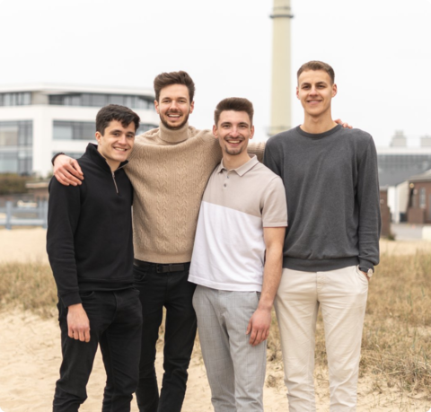 Vier Männer lächeln in die Kamera | © BHeaven Premium Homes